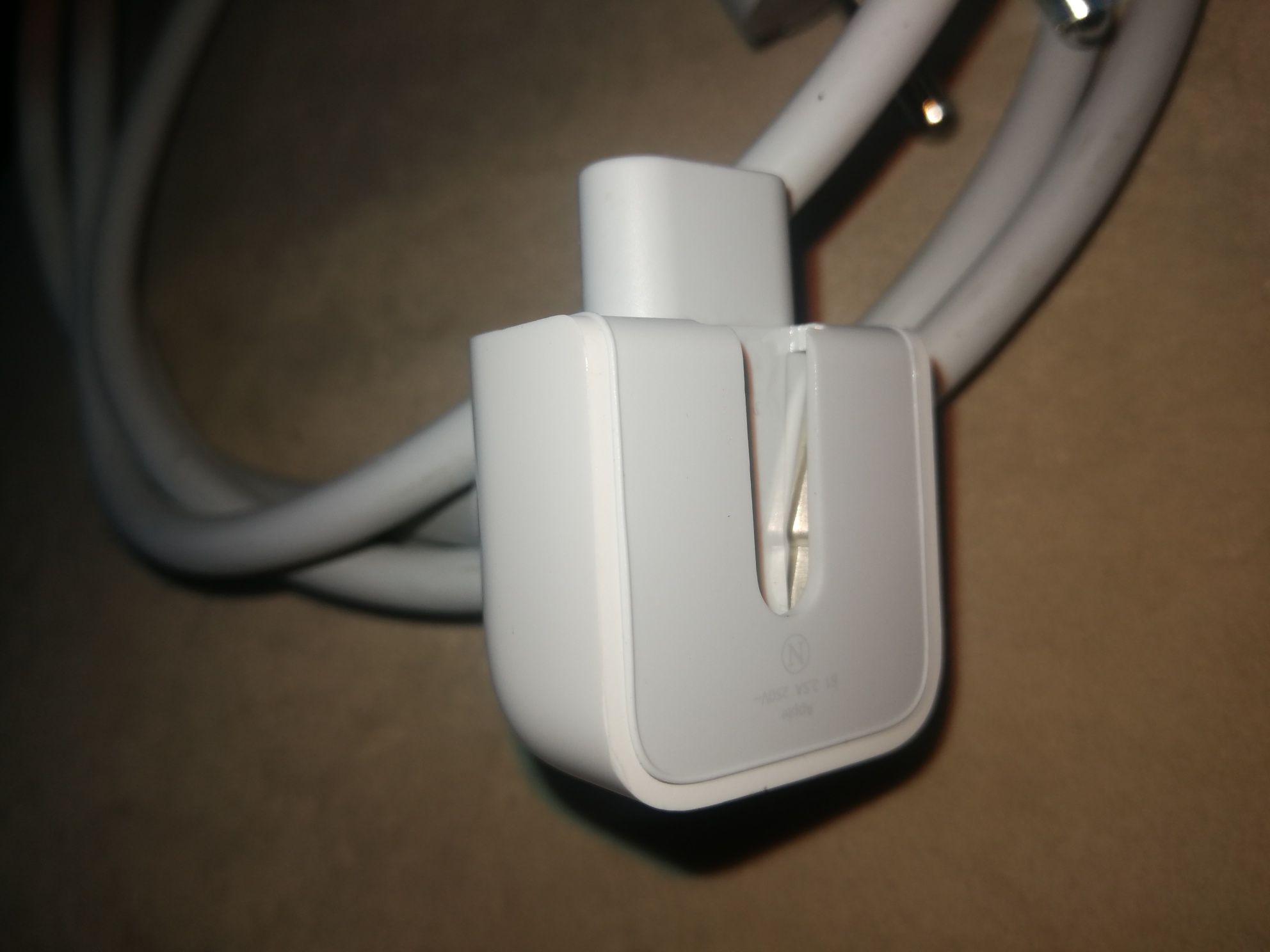 Kabel oryginalny APPLE 1.8 m 220v 2.5A Schuko - MagSafe/MagSafe 2