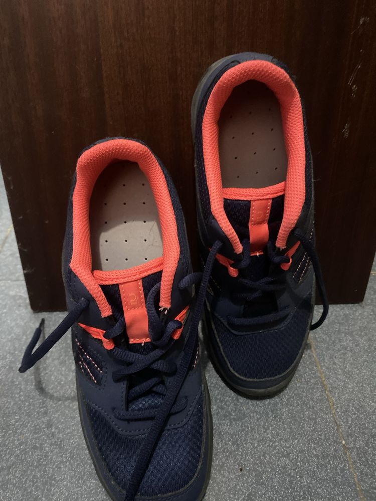 Vendo tenis  marca Quechua num 37 rosa e azul