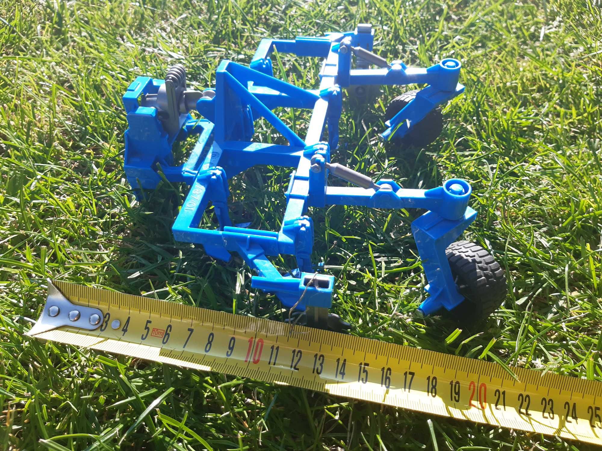 pług zabawkowy do traktorów duży 23cm, niebieski, stan bardzo dobry
