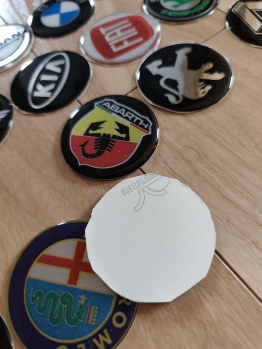 Naklejki z logo aut samochodów 24szt.