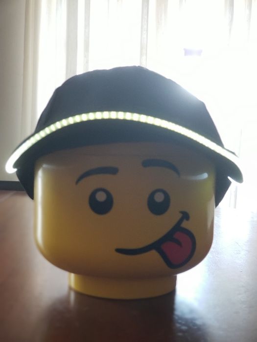 Boné com leds na pala