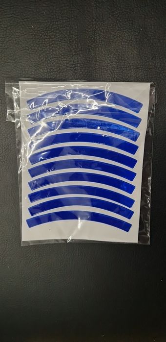 Niebieskie odblaski na koło roweru