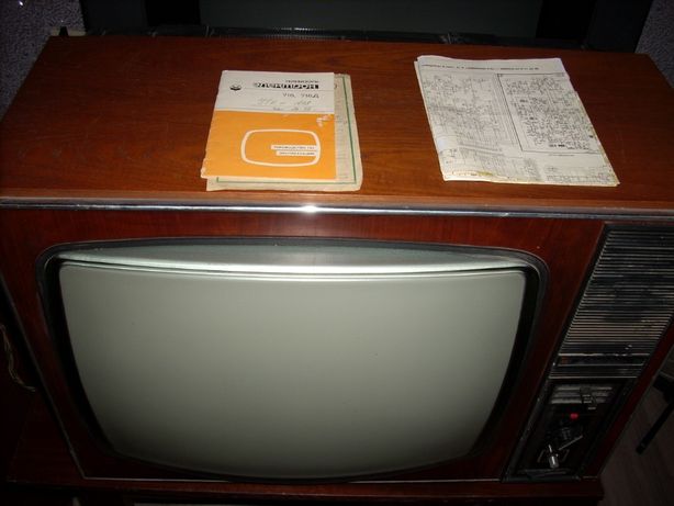 ламповый телевизор с документами в рабочем состоянии