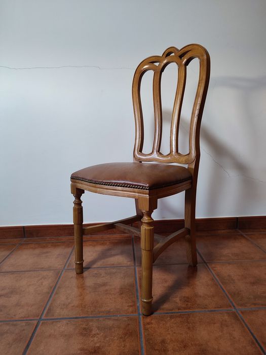 Mesa de jantar praticamente nova com cadeiras