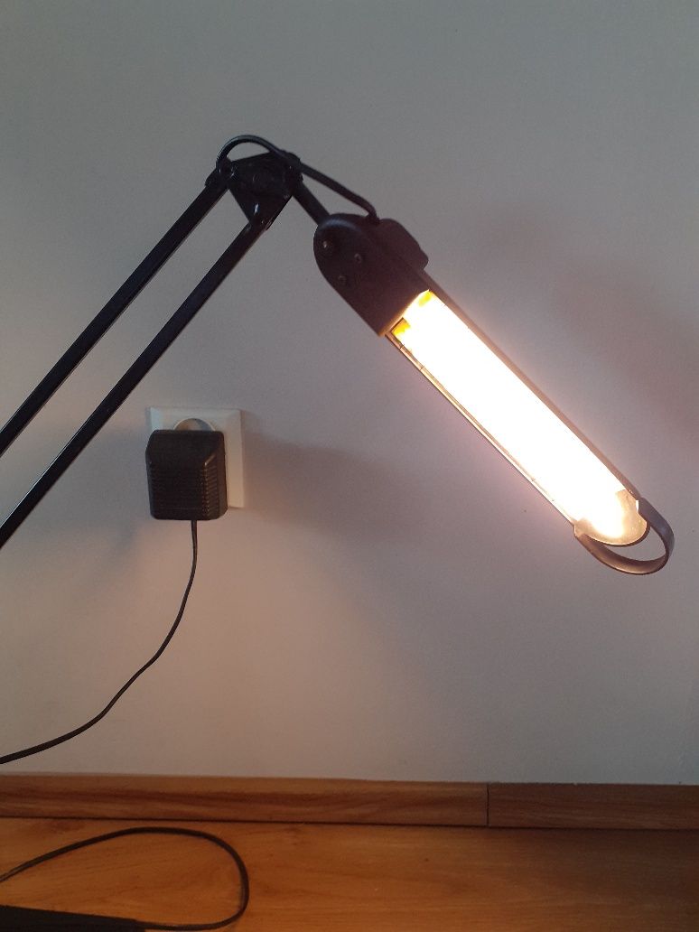 Lampa biurkowa (lampka na biurko)