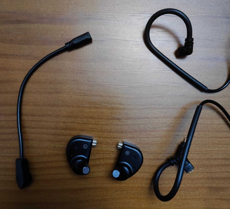 Fones IEM CVJ Assassin gaming com microfone e vibração háptica