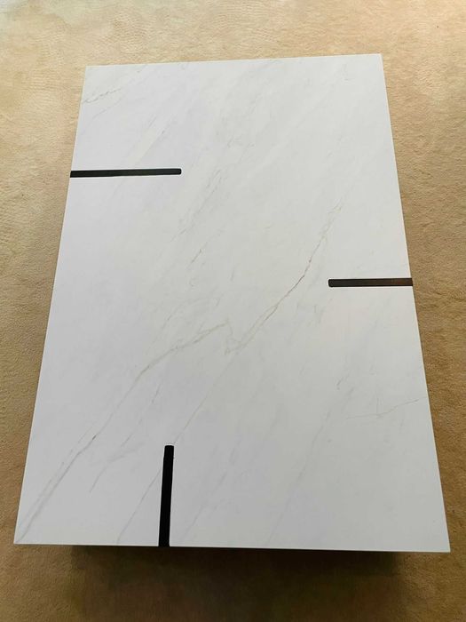 Mesa de centro folheado a carvalho escuro com tampo em dekton (Nova)