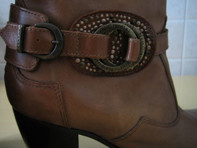 Продаються жіночі шкіряні чобітки Nero Giardini размер 38 б/в