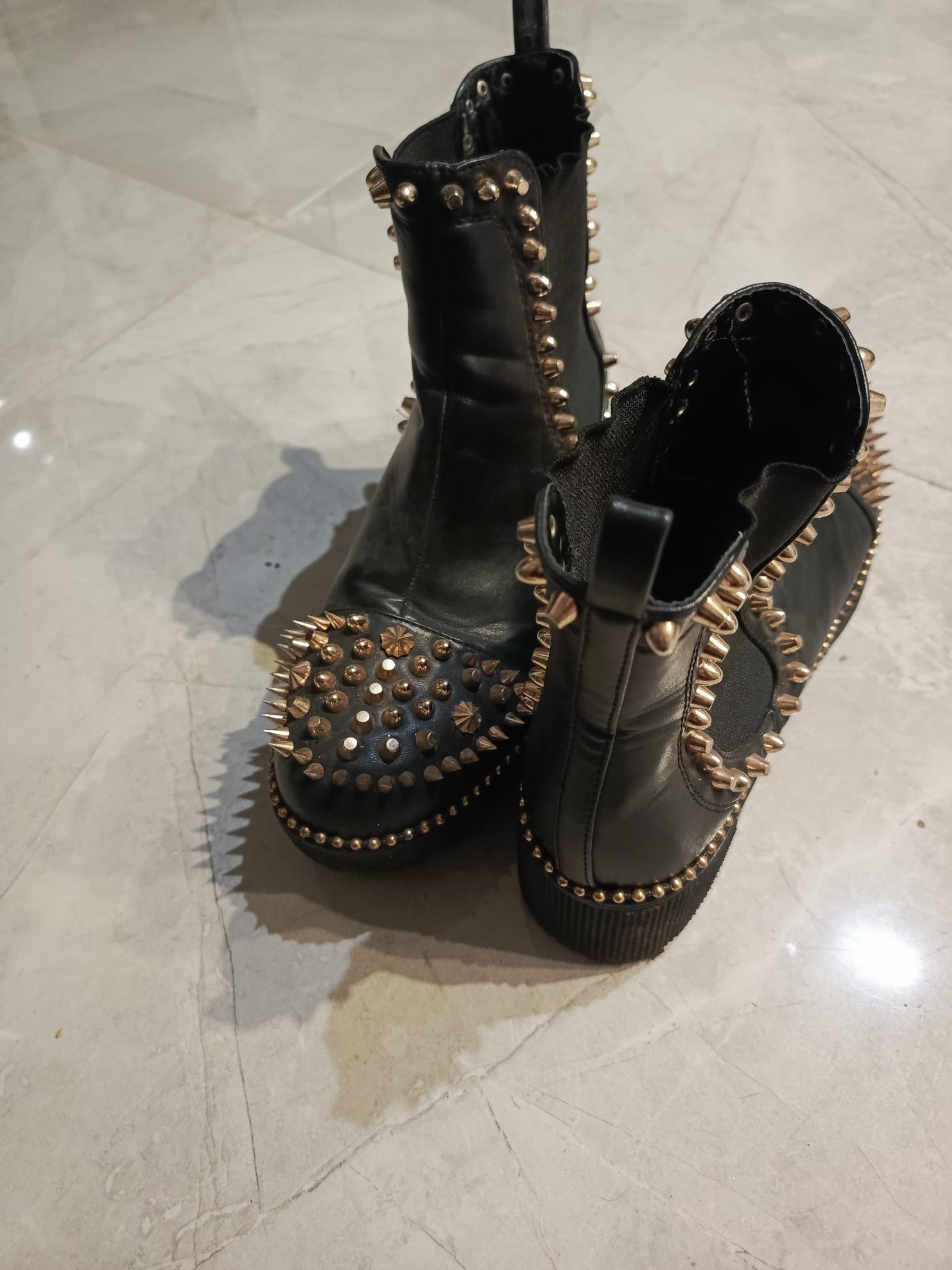 Buty emo goth alternative metal czarne z ćwiekami złotymi obcas traper