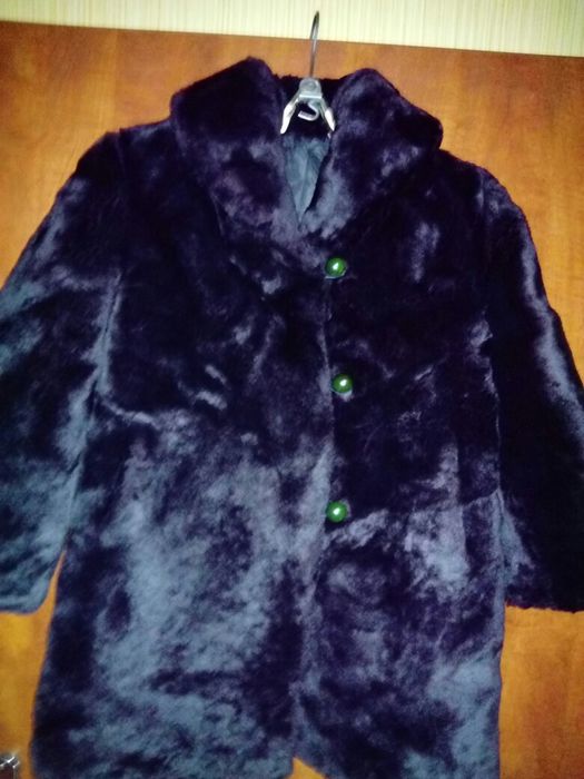 Продам детскую мутоновую шубку чёрного цвета для девочки 3-4 лет