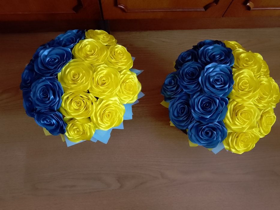 Композиція із атласних стрічок