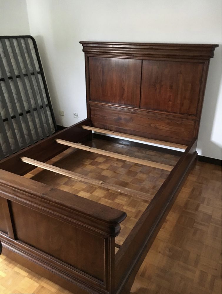 Quarto (cama com estrado e Colchao e mesas cabeceira