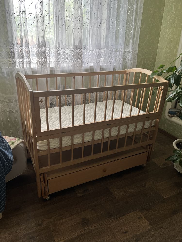 Дитяча кроватка з маятником