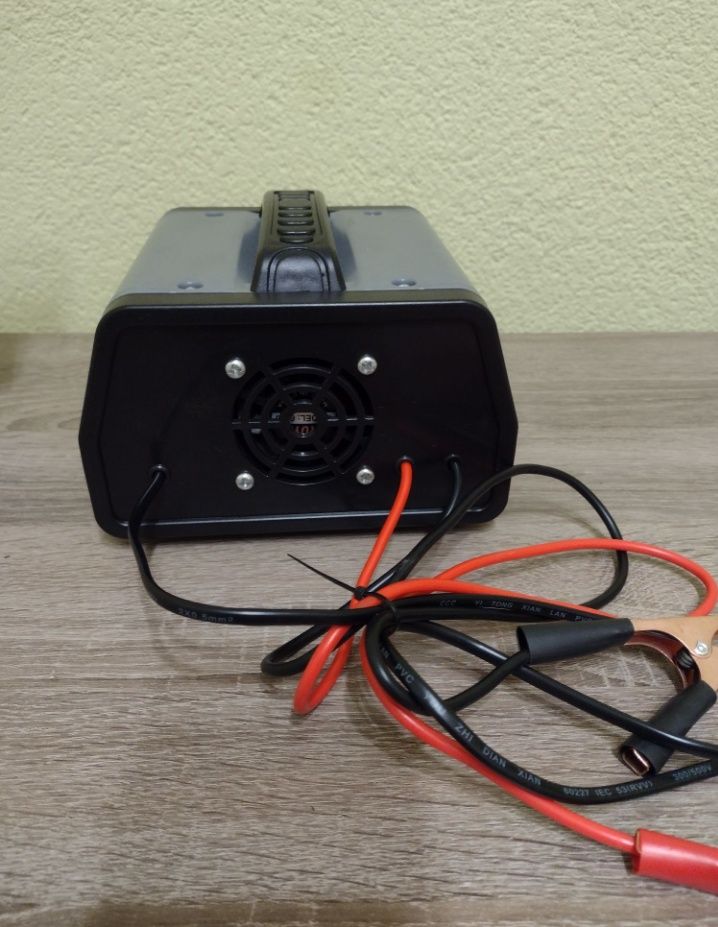 Зарядний пристрій автомобільний для акумуляторів 12-24v