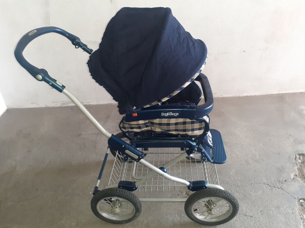 Carrinho de bebé clássico
