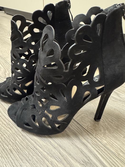 Босоніжки на підборах.