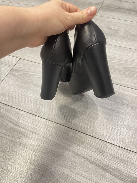 Шкіряні туфлі на підборах guess 37 розмір