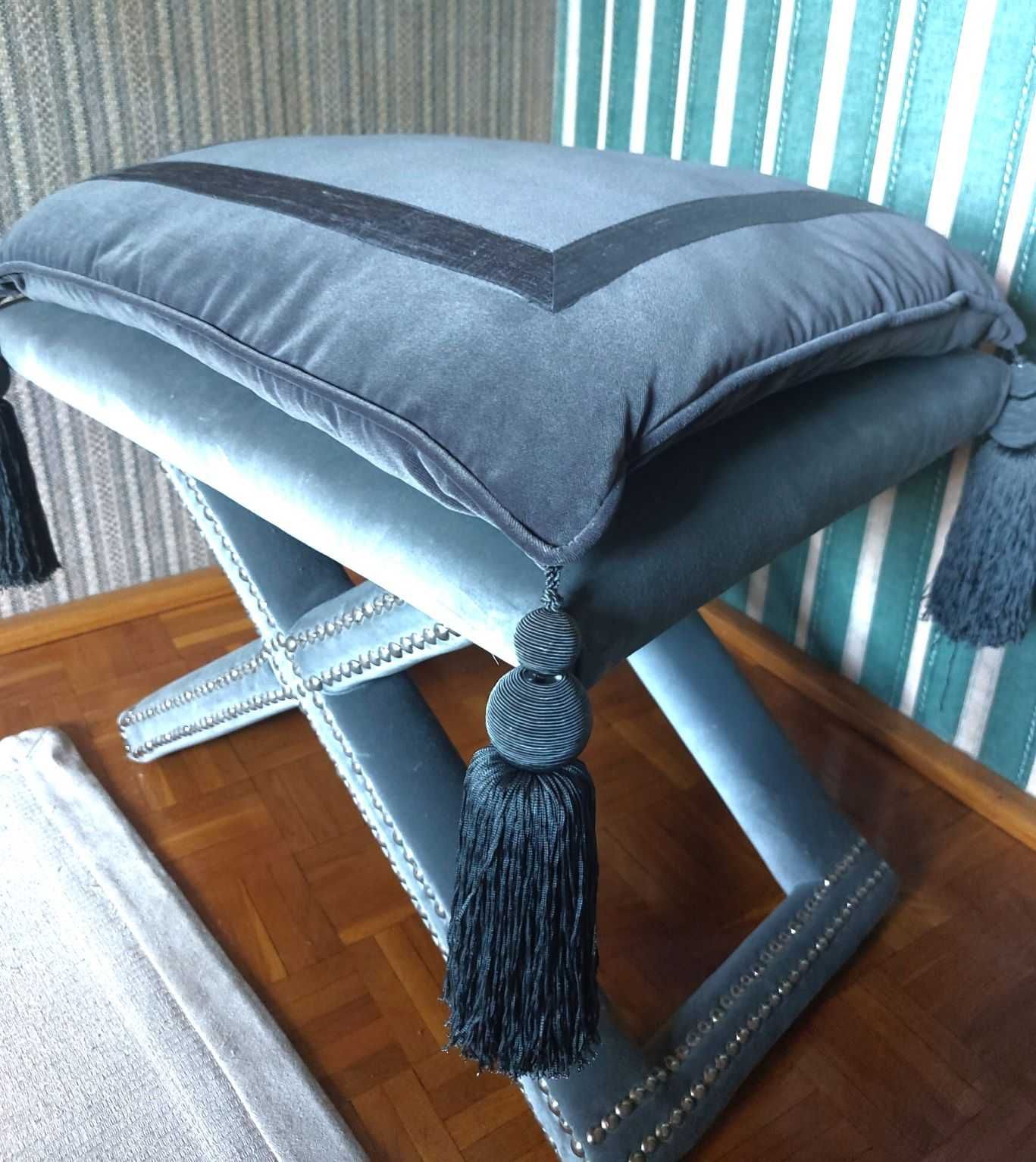 Taboret z aksamitu z ćwiekami