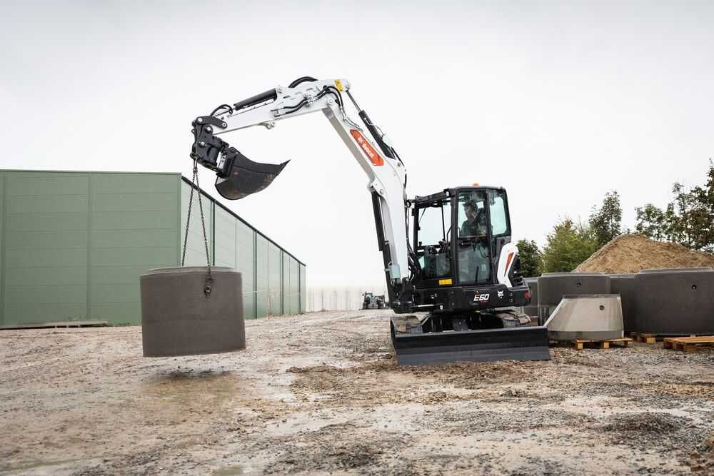Minikoparka E60Z- wynajem oraz usługi koparką 6 t- Bobcat prace ziemne