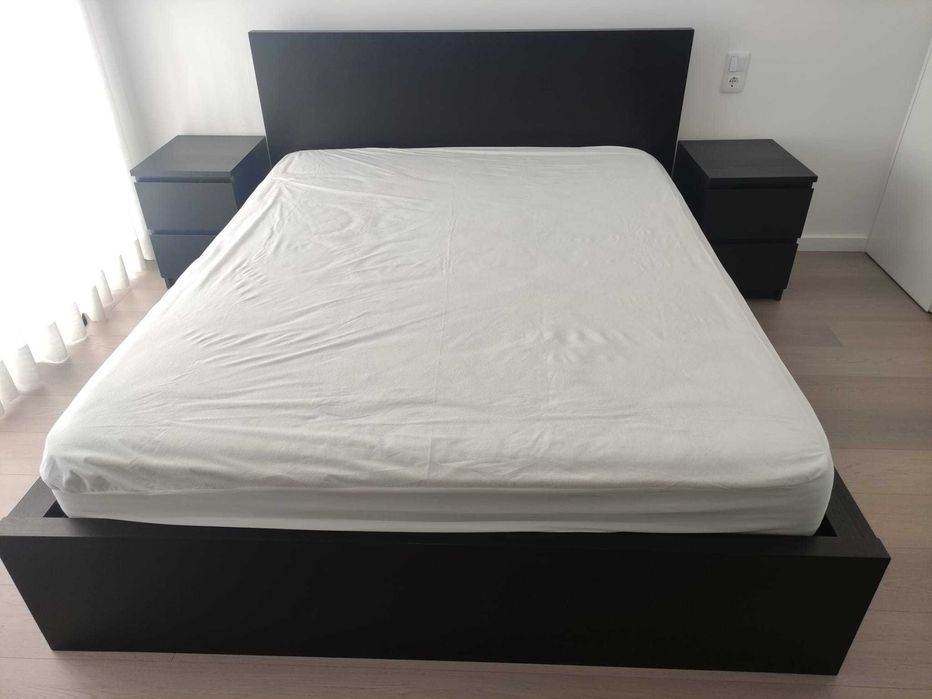 Cama + 2 mesas de cabeceira IKEA MALM em preto-castanho