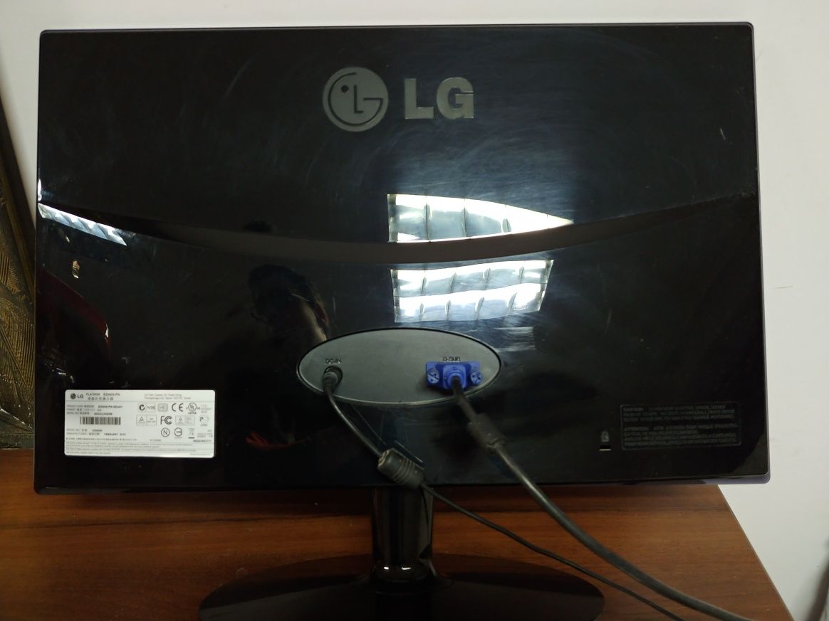 Монітор LG 1600/900 vga