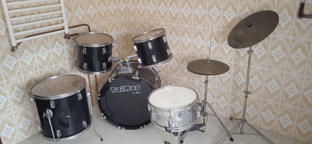 Se vende bateria musical completa como nova.