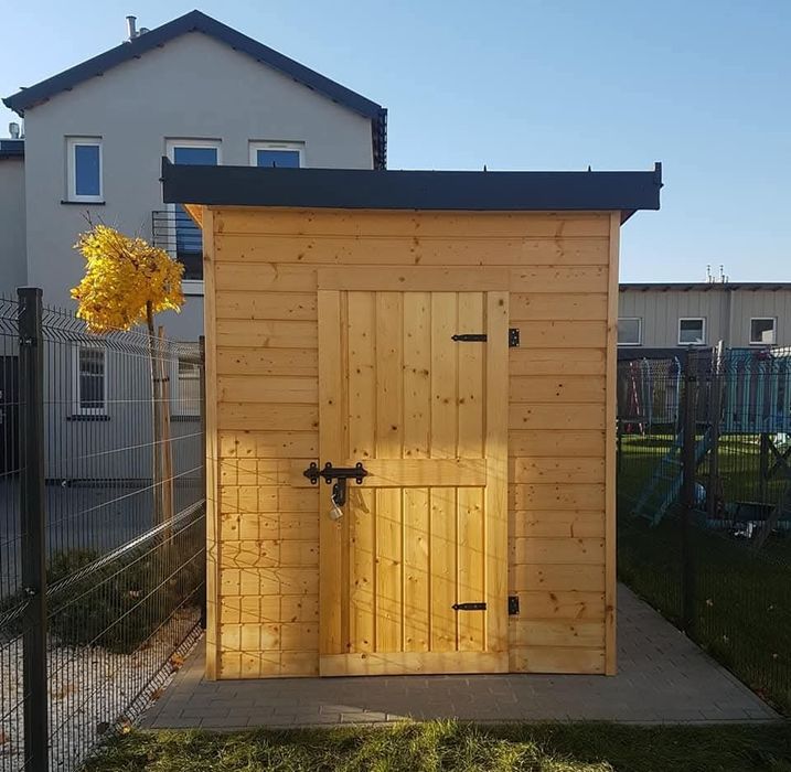 Drewutnia, garaż na motocykl