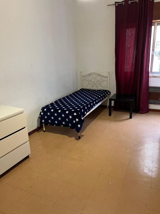 Quarto Espaçoso com Varanda