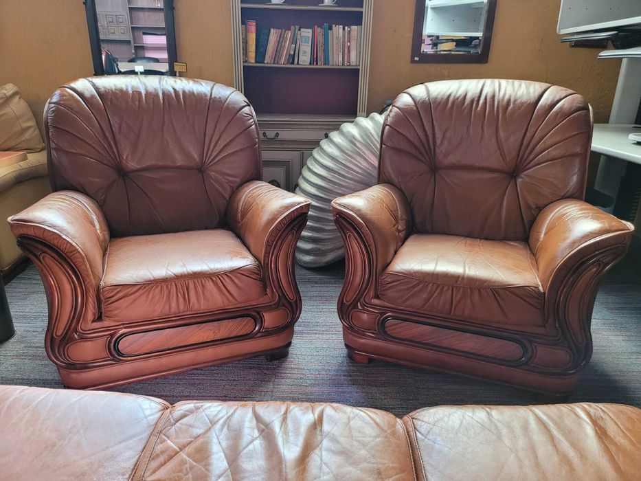 Sofás individuais em pele - Bom estado geral - Valor unitário