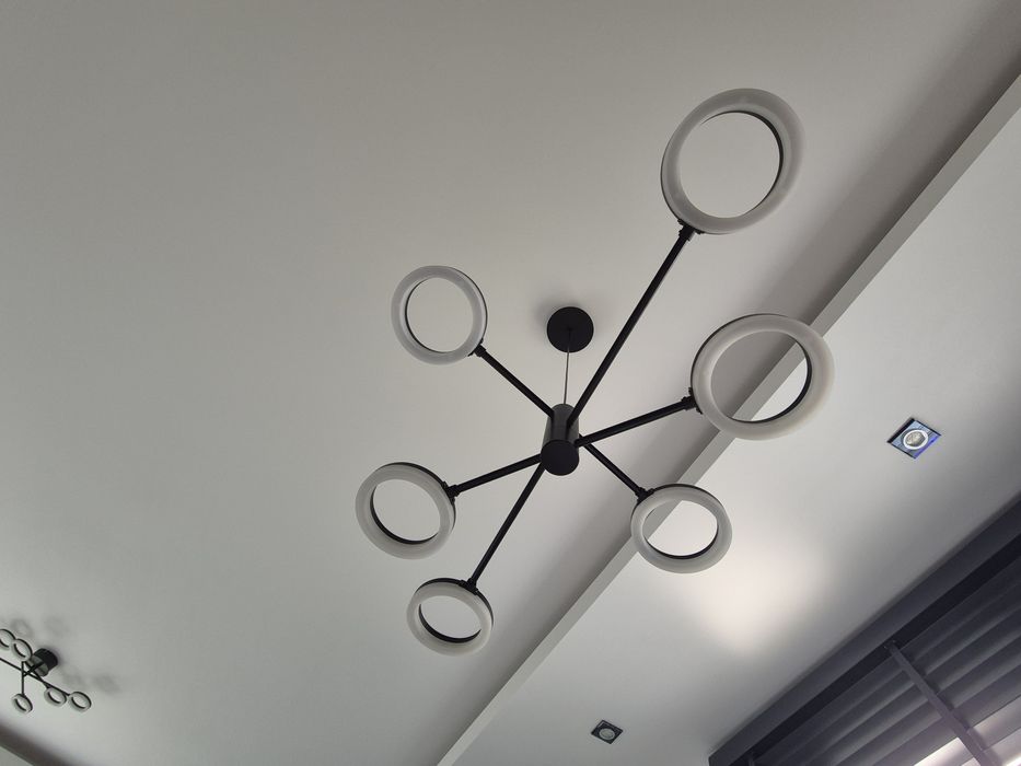 Lampa  ledowa wisząca nad stół w jadalni