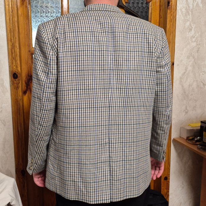 Чоловічий піджак у клітинку