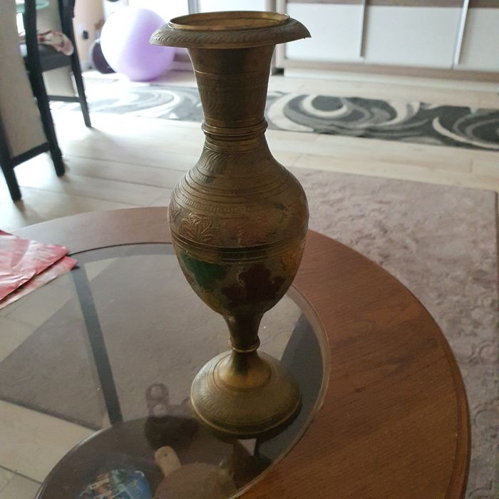 Wazon miedzianymi malowany