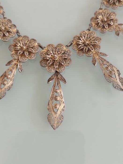 belíssimo colar antigo português em prata muito bom estado excepto o