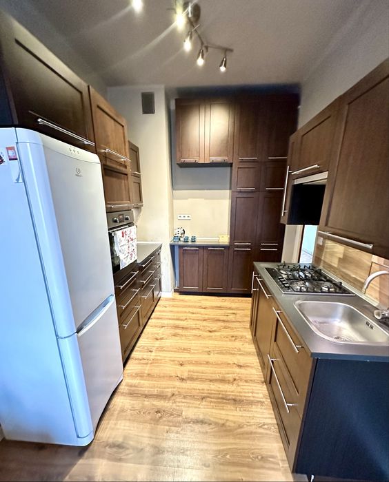 Chorzów Batory ul. Karpacka 9 duza zabudowa kuchenna, c.o. do wejścia