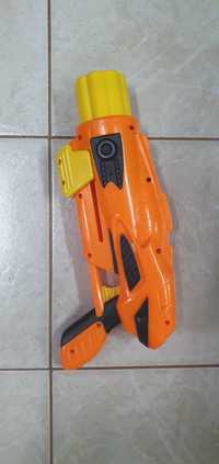 Pistolet zabawkowy zolto- pomaranczowo czarny na 8 naboi.