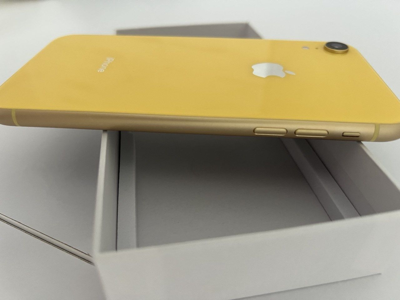 Продам iPhone xr 64