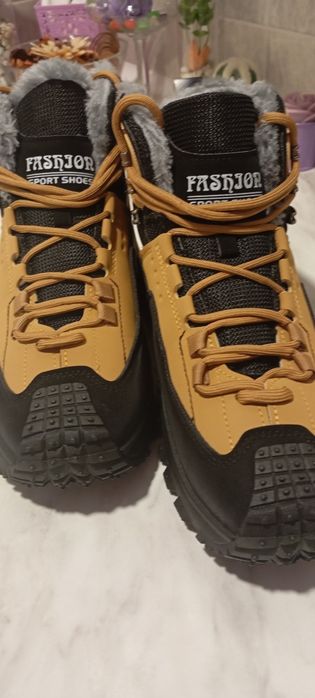 Продам нові чоловічі кросівки