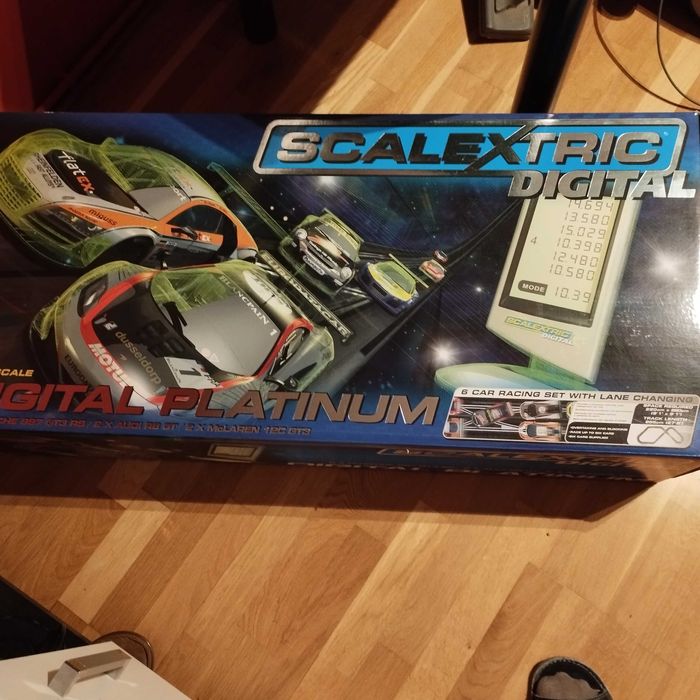 6 samochodzików elektrycznych z torem - Scalextric digital Platinum