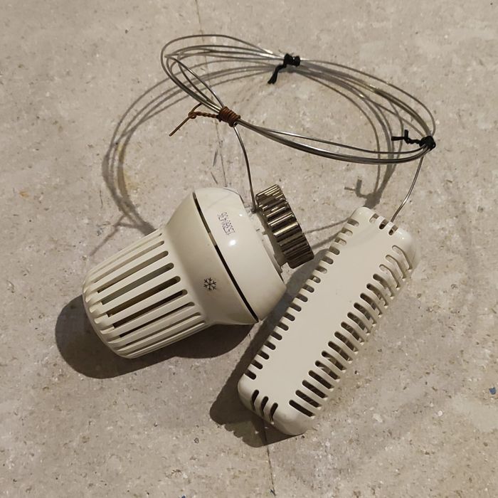 Głowica termostatyczna z kapilarą. Honeywell.