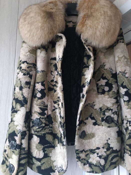 Елегантне коротке пальто з натульним хутром