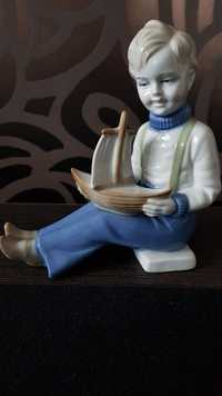 Figurka z porcelany Lippelsdorf chłopiec  z łódką