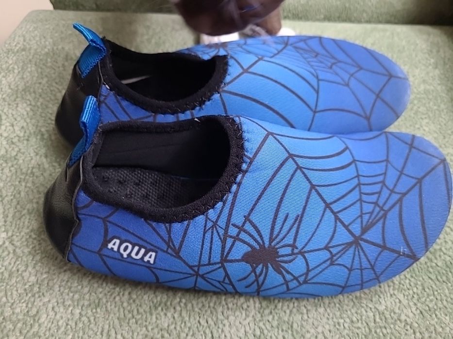 Аквашузи, коралки, розмір 32-33.
Устілка 20-20.5см.
Без дир, тріщин.
З