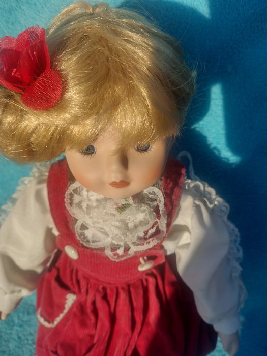 Porcelanowa laleczka śliczna.Polecam serdecznie.