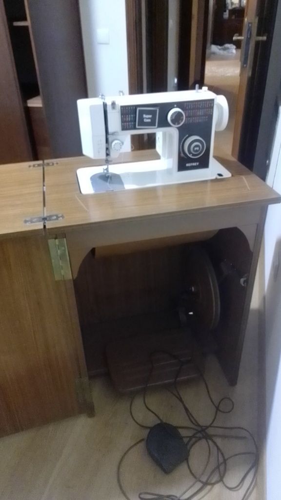 Maquina de costura antiga com móvel