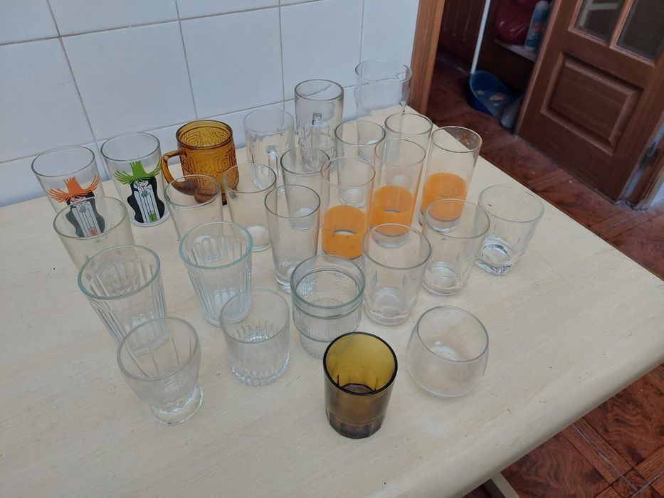 Conjunto de 26 copos e canecas