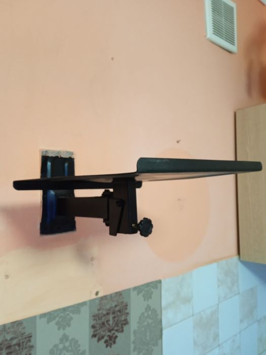 Кронштейн для телевізора поворотний.