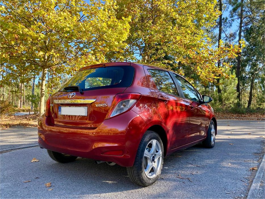 Toyota Yaris bordeaux