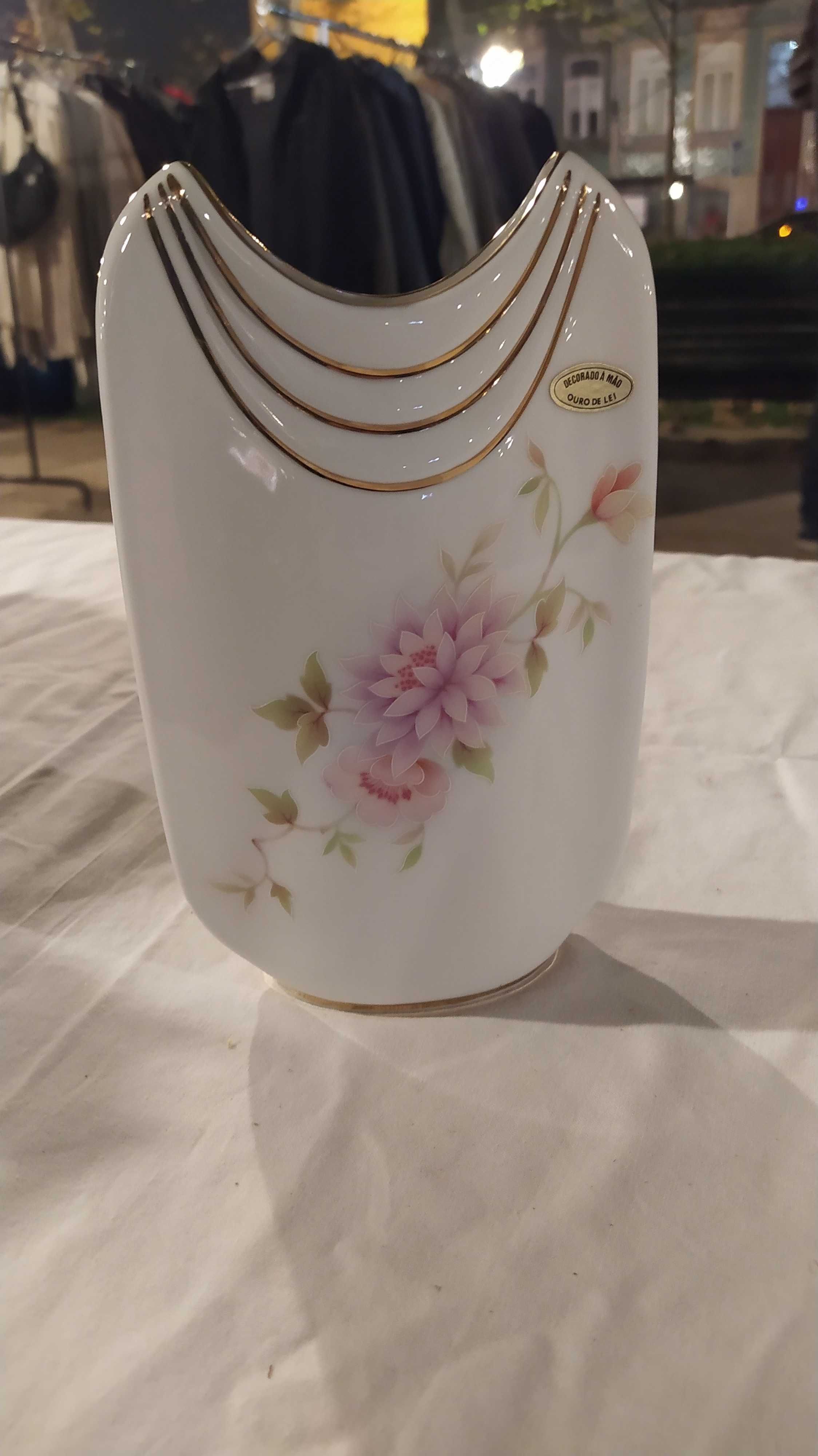 Jarra decorativa em porcelana