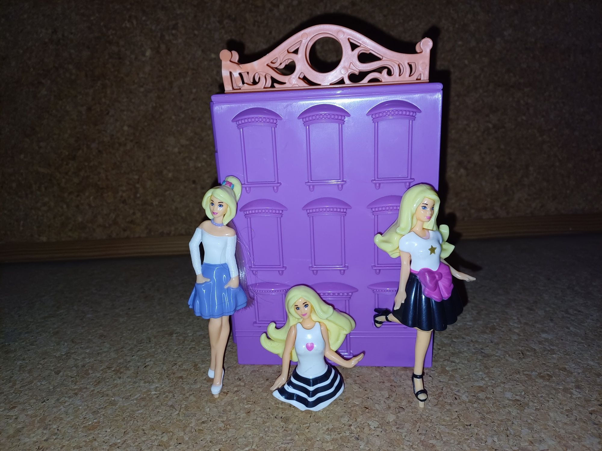 Barbie mini + 3 bonecas + loja/roupeiro. Brinquedos