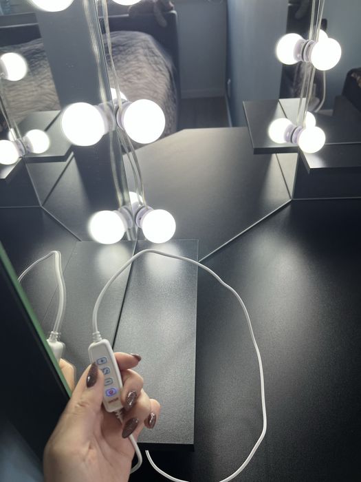 Elegancka toaletka narożna z lustrem i oświetleniem LED